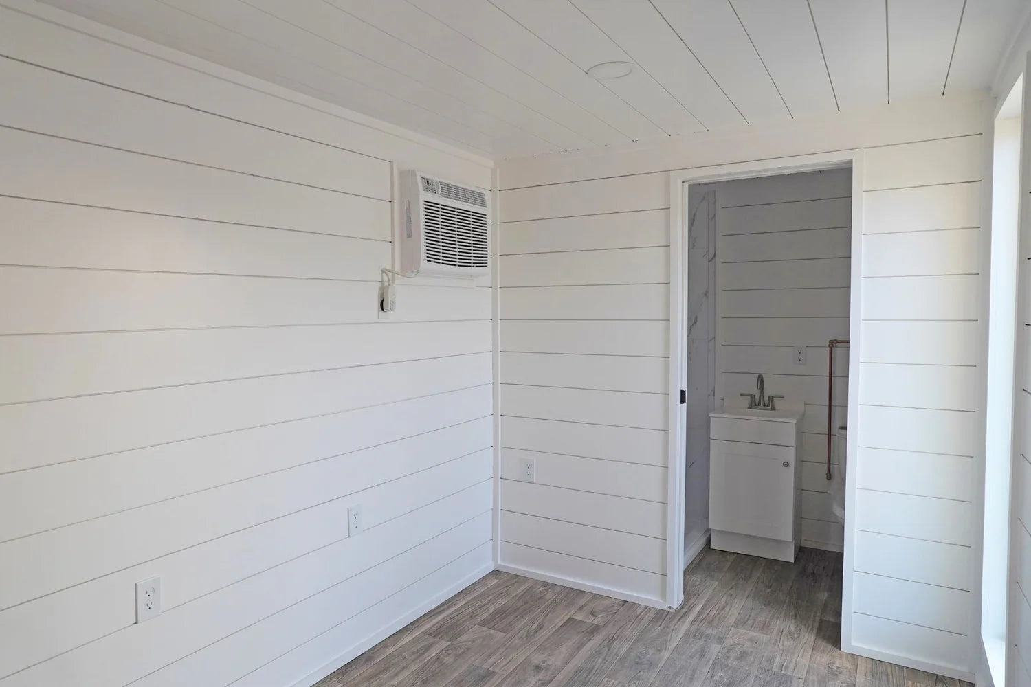 20ft Modern Cabin Shipping Container (20STMCBN)