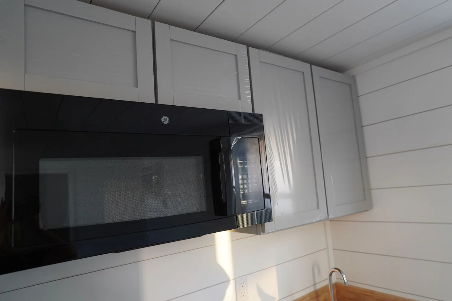 20ft Modern Cabin Shipping Container (20STMCBN)
