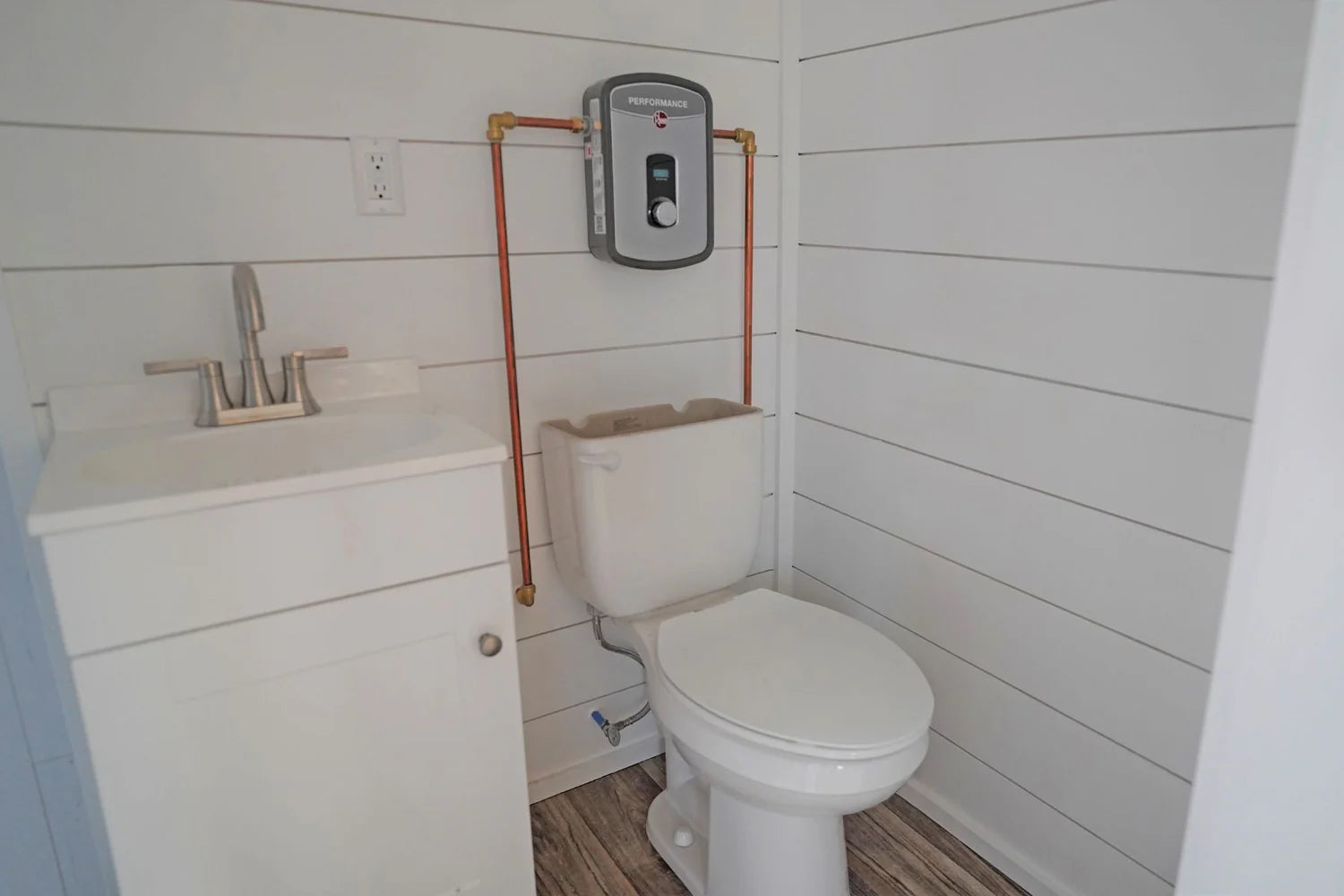 20ft Modern Cabin Shipping Container (20STMCBN)
